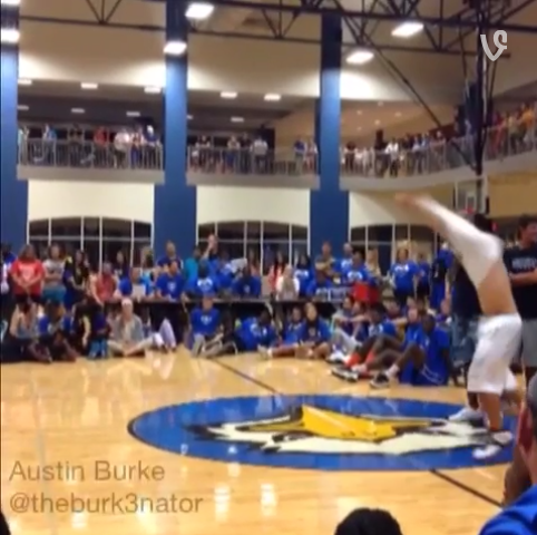 Amerikanen Conner Pack ville visa sina universitetskamrater hur en riktig basketdunk ser ut. 